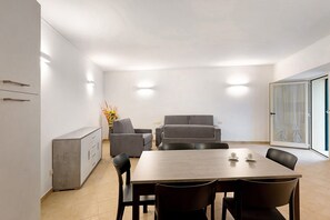 Un espace repas moderne comprenant une table, des chaises et un canapé.