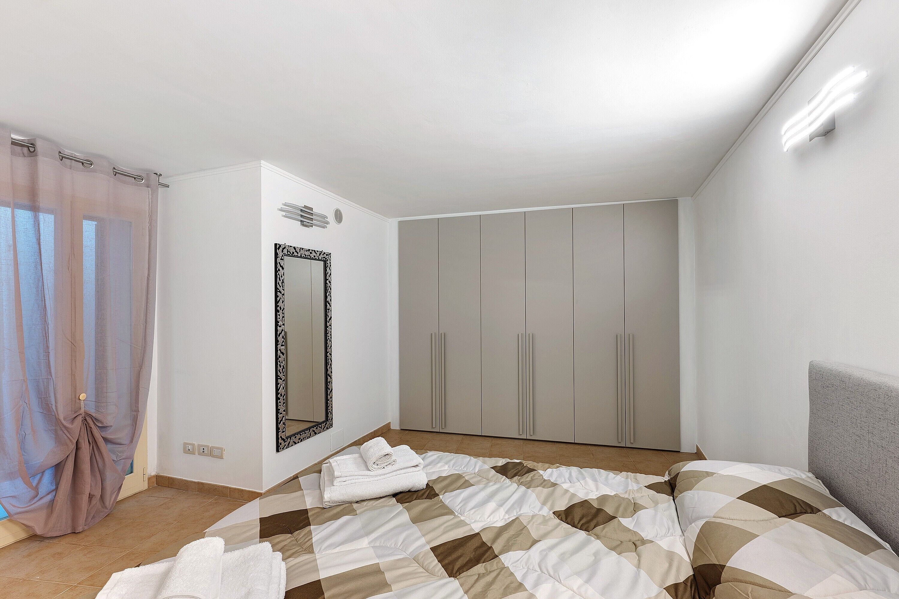 Iron/ironing board, bed sheets