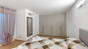 Iron/ironing board, bed sheets