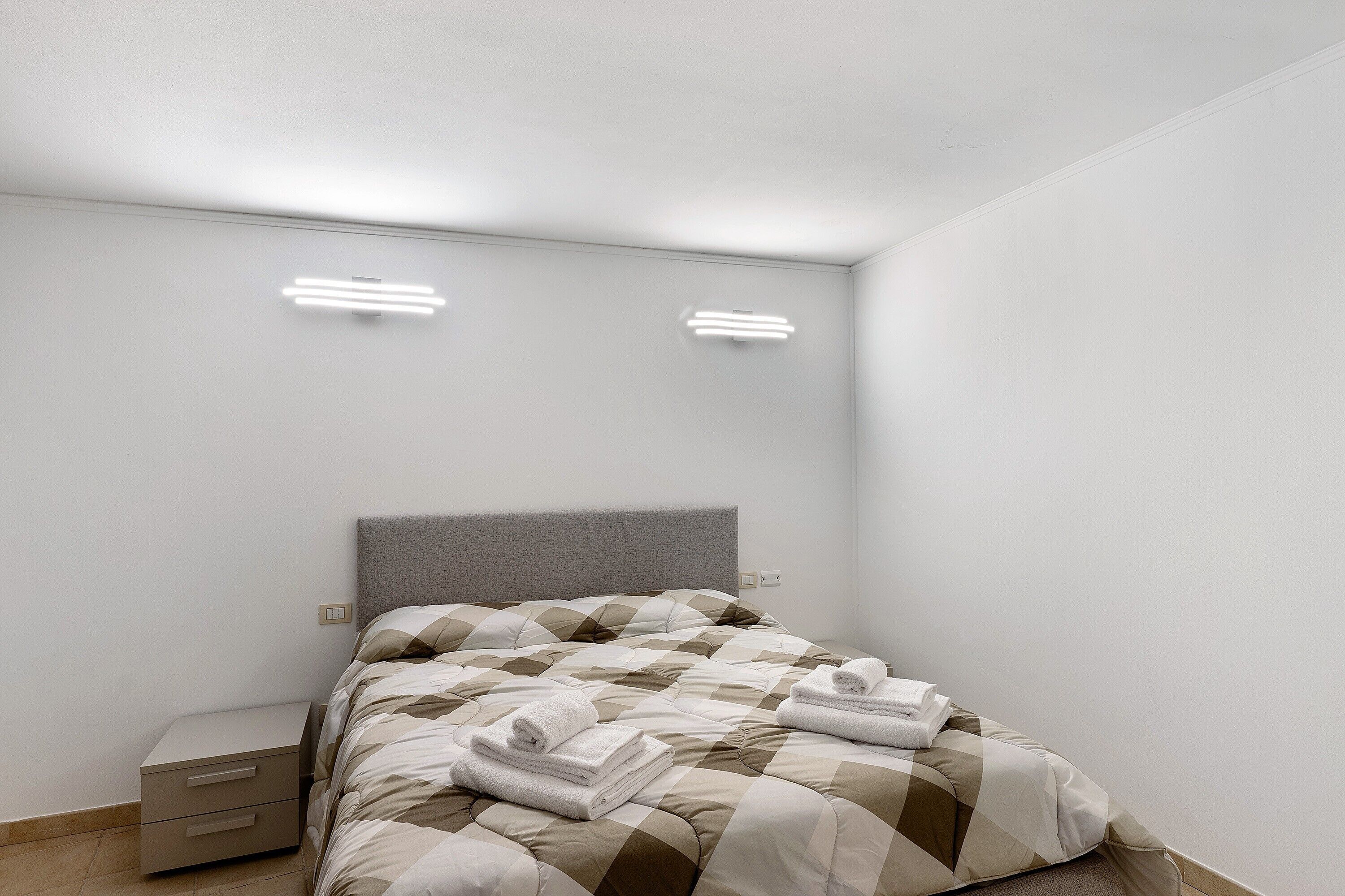 Een strijkplank/strijkijzer, beddengoed