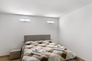 Fer et planche à repasser, draps fournis