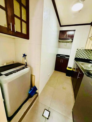 Kondominium Comfort, 1 kamar tidur, balkon, pemandangan kota | Dapur kecil pribadi | Lemari es kecil, microwave, oven, dan kompor