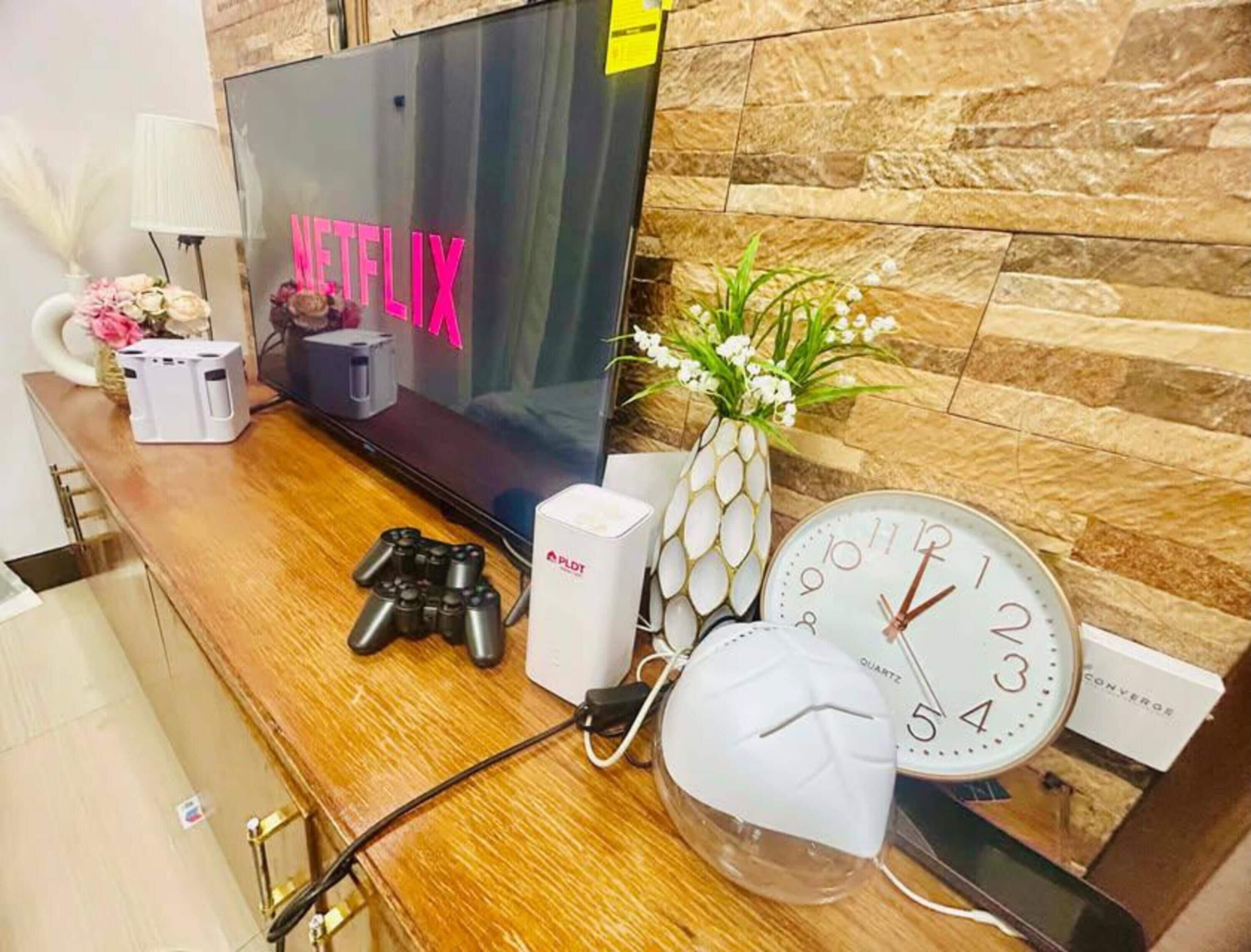 Comfort Condo, 1 Bedroom, Balcony, City View | Living room | 32-inch Smart TV with digital channels, Netflix, books