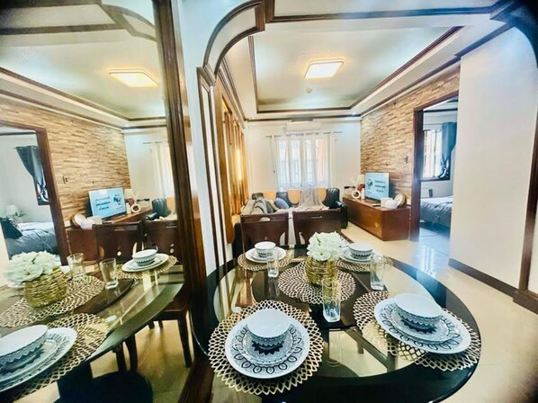 Apartamento Confort, 1 habitación, balcón, vistas a la ciudad | Servicio de comidas en la habitación