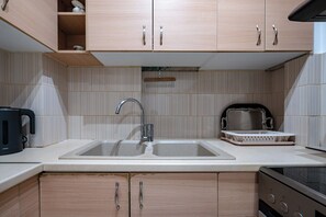 Private kitchen - City Base for 2 – Kolonos near Metro by ΜΡS (Athina)