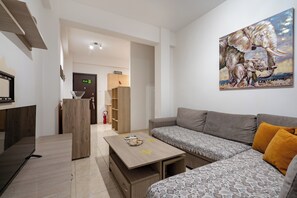 Living area - City Base for 2 – Kolonos near Metro by ΜΡS (Athina)