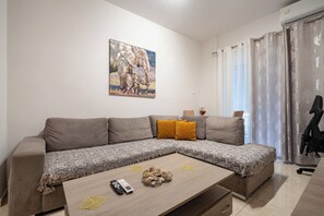 Living area - City Base for 2 – Kolonos near Metro by ΜΡS (Athina)