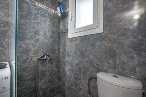 Hair dryer, towels, soap, toilet paper - City Base for 2 – Kolonos near Metro by ΜΡS (Athina)