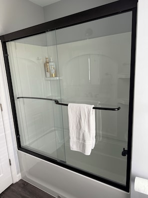 Secadora de cabello, toallas, jabón, papel de baño