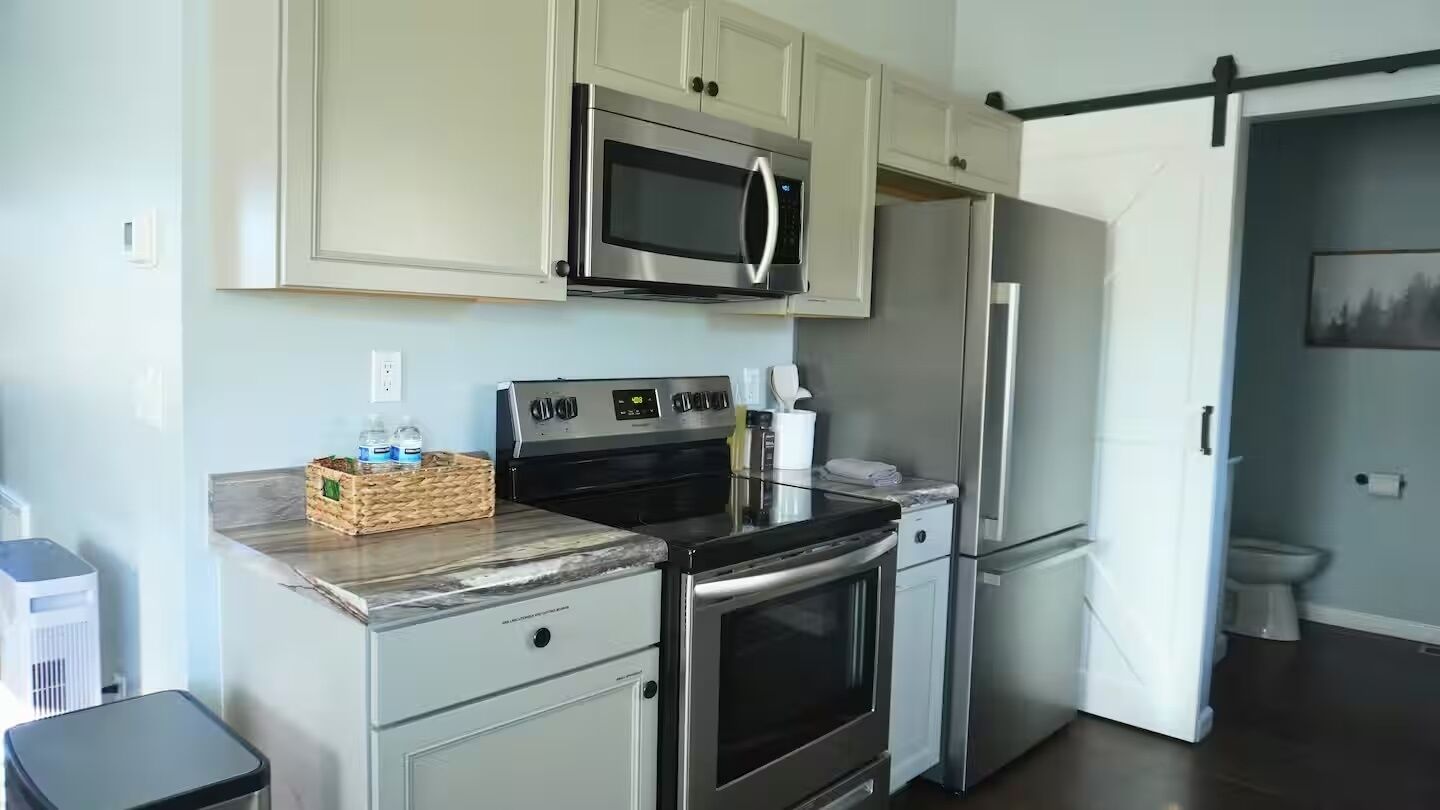 Kühlschrank, Mikrowelle, Ofen, Herdplatte