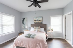 Desk, free WiFi, bed sheets - Cozy Home Between Shenandoah Natl Park & JMU - 5 Star Reviews! (Shenandoah)