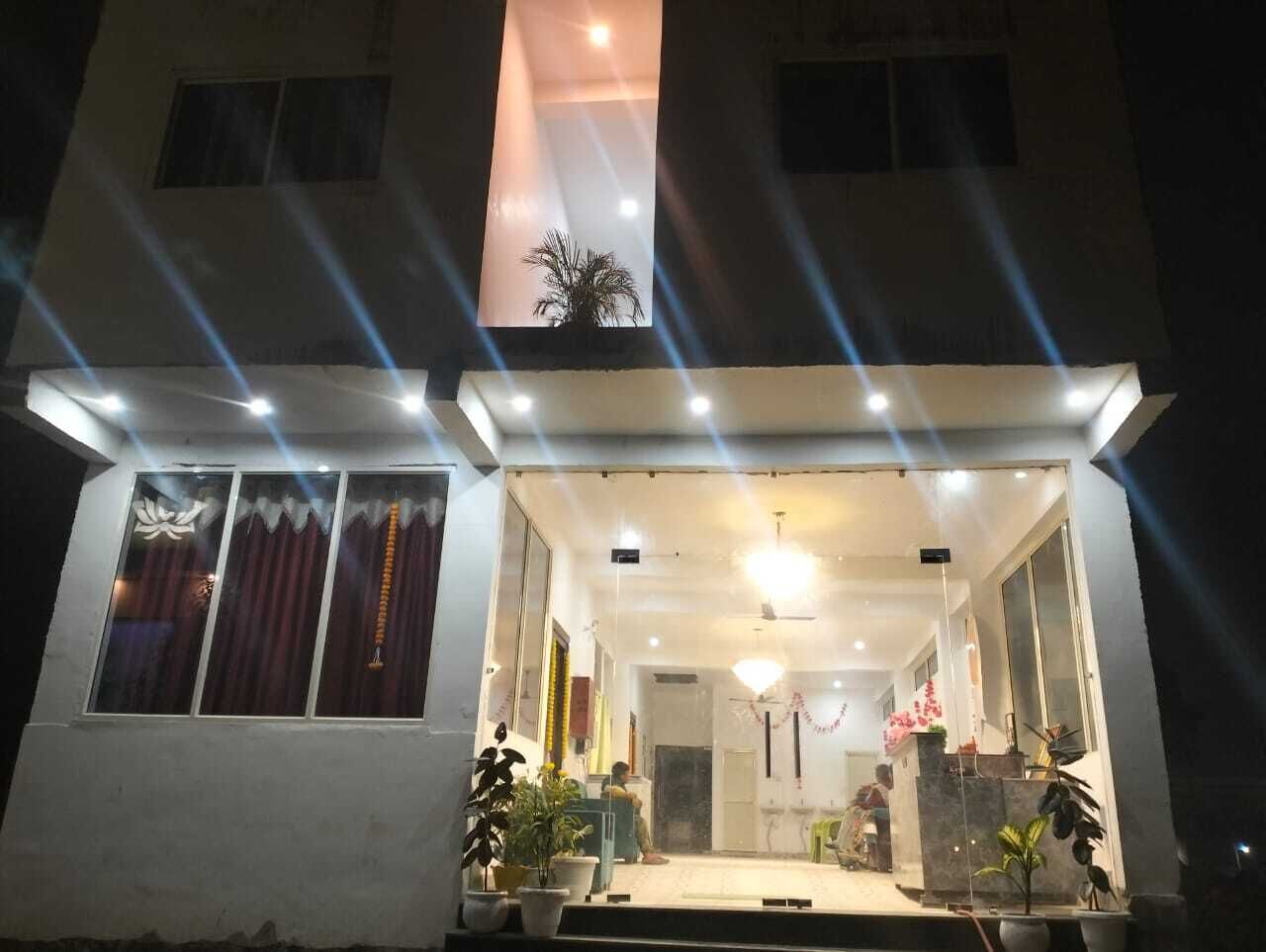 Vista frontal de la propiedad