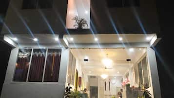 Vista frontal de la propiedad