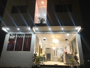 Vista frontal de la propiedad