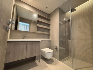 Een douche, een haardroger, handdoeken, zeep