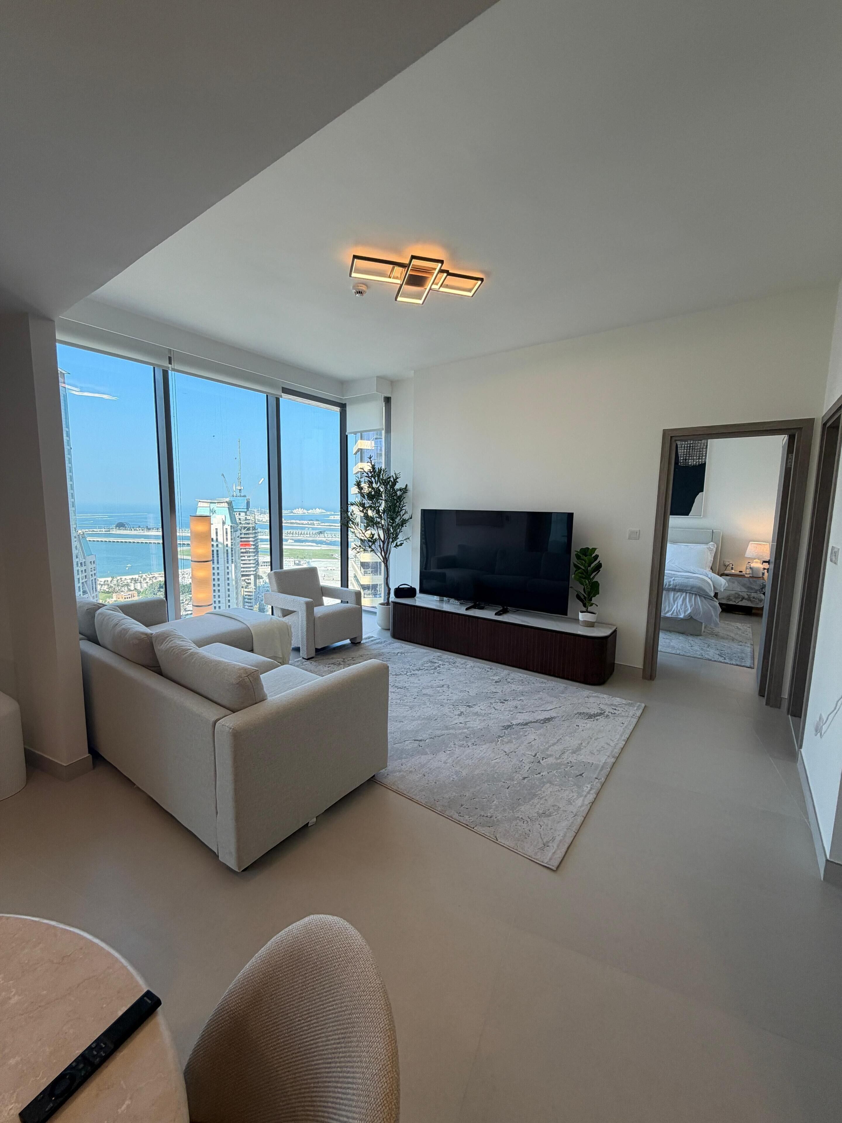 Een strijkplank/strijkijzer, wifi, beddengoed