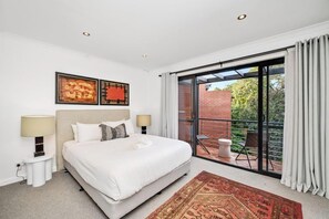 Iron/ironing board, free WiFi, bed sheets - North Freo Terrace w/ Balcony & Parking (North Fremantle)