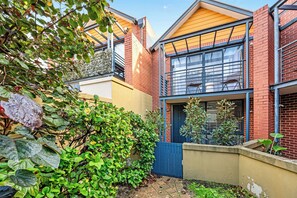 Exterior - North Freo Terrace w/ Balcony & Parking (North Fremantle)