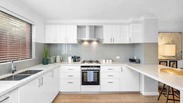 Kylskåp, mikrovågsugn, ugn och diskmaskin