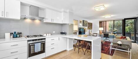 Kühlschrank, Mikrowelle, Ofen, Geschirrspüler