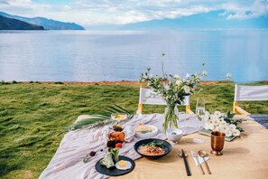 Bureau, espace de travail pour ordinateur portable, rideaux occultants