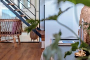 Bureau, espace de travail pour ordinateur portable, rideaux occultants