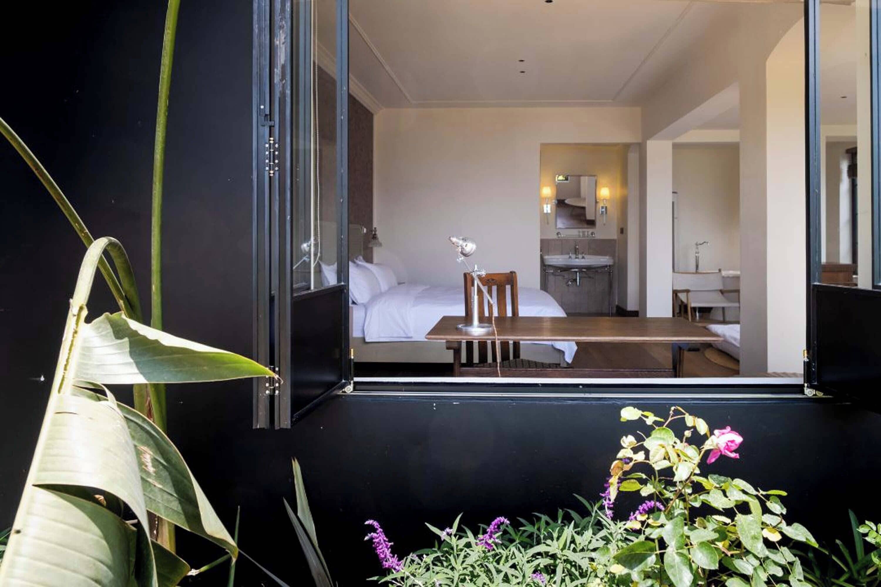 Escritorio, espacio para trabajar con laptop y cortinas blackout 