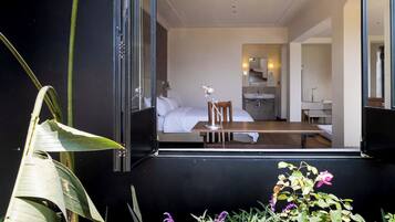 Escritorio, espacio para trabajar con laptop y cortinas blackout