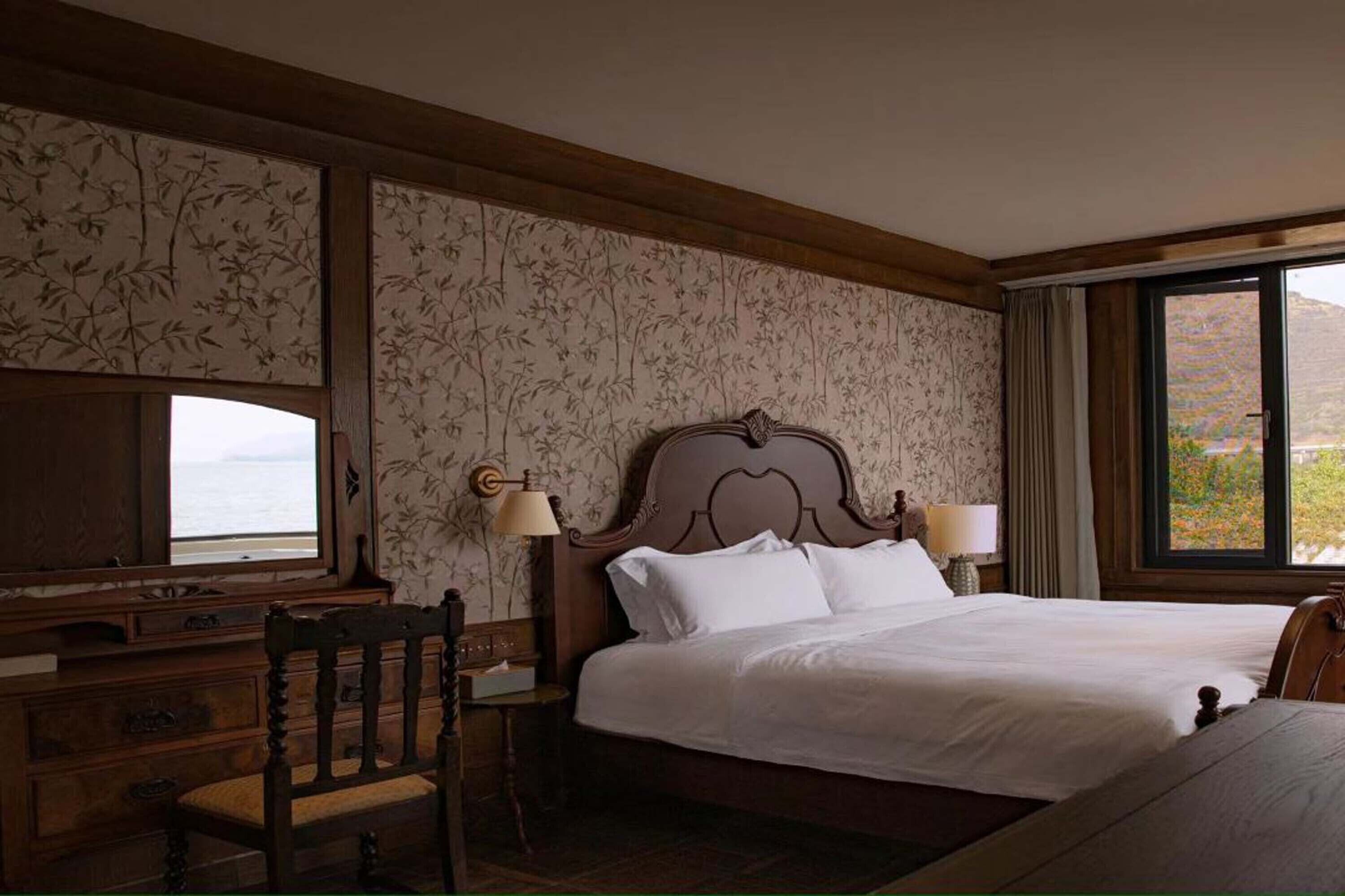 Romantiskt rum - havsutsikt | Skrivbord, arbetsyta för laptop och mörkläggningsgardiner