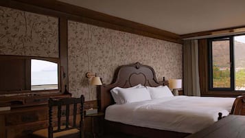 Romantiskt rum - havsutsikt | Skrivbord, arbetsyta för laptop och mörkläggningsgardiner