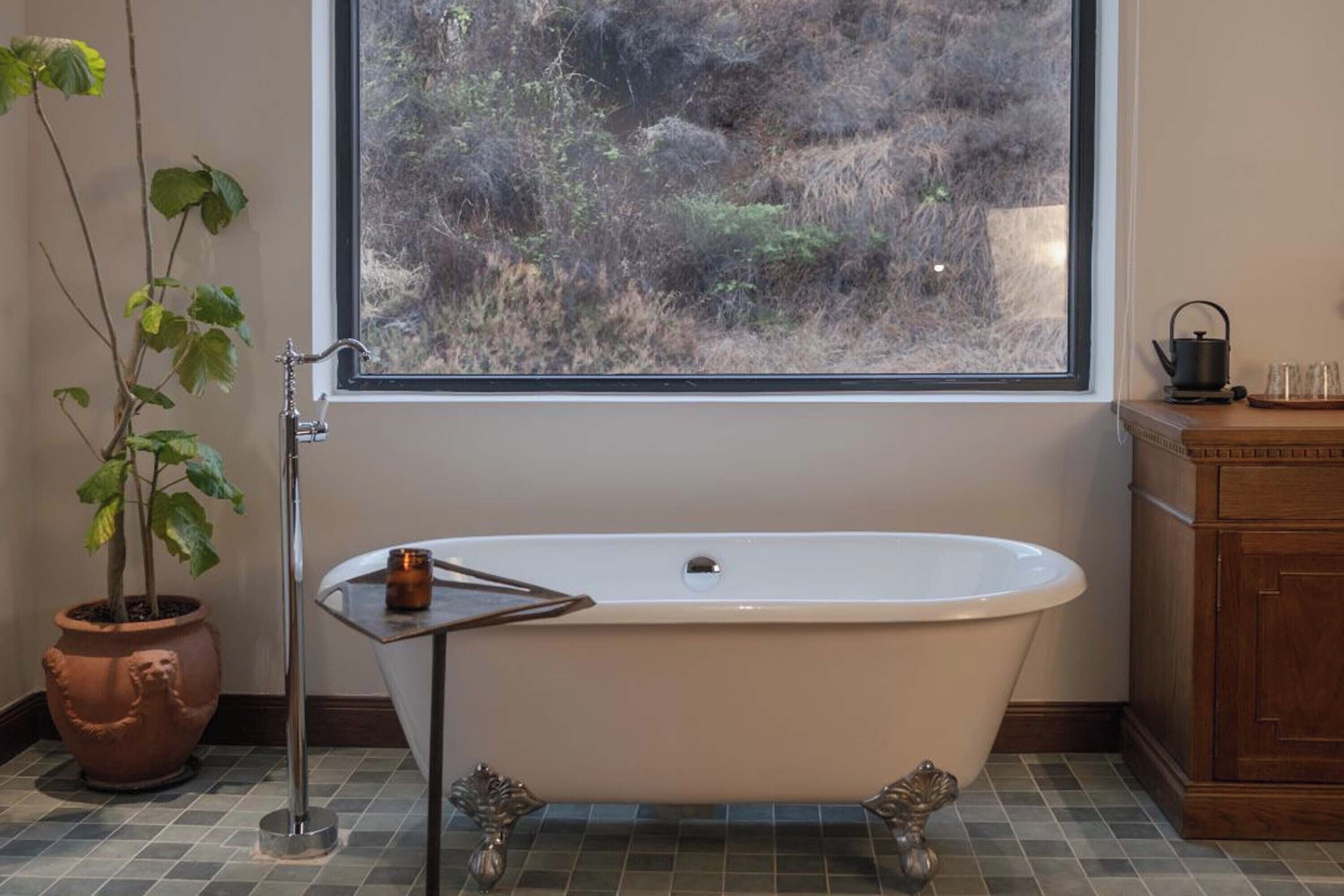 Lyxigt dubbelrum - utsikt mot bergen | Skrivbord, arbetsyta för laptop och mörkläggningsgardiner