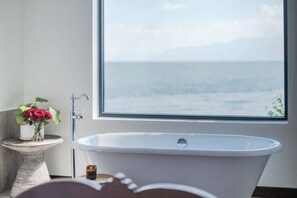 Romantic Room, Sea View | Private spa tub - Hushan Yinyun British  Resort Manor (Dali)