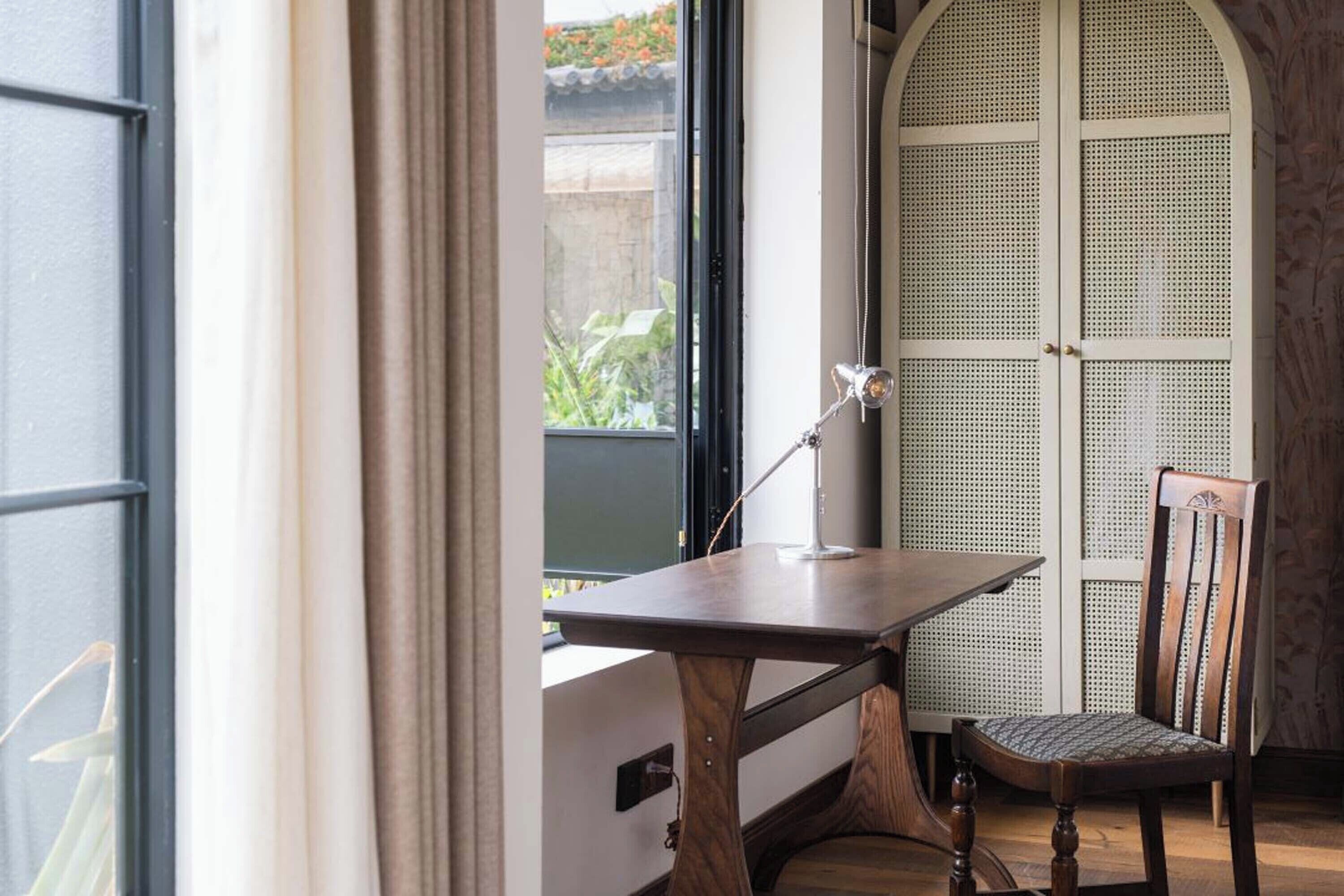 スタンダード ダブルルーム パーシャルレイクビュー | デスク、ノートパソコン用作業スペース、遮光カーテン、アイロ  ン / アイロン台