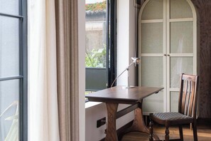 Standard dubbelrum - viss sjöutsikt | Skrivbord, arbetsyta för laptop och mörkläggningsgardiner