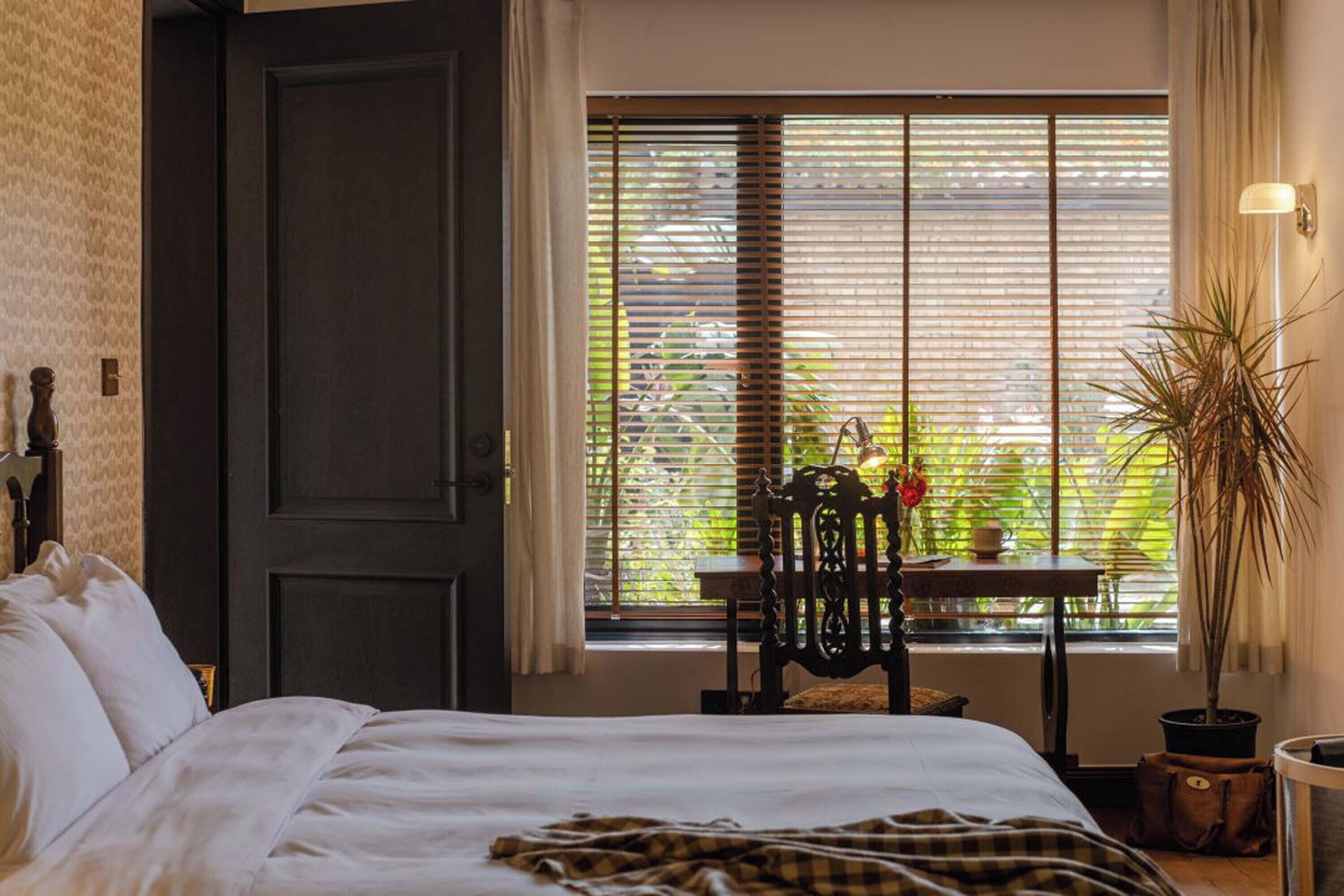 Romantiskt dubbelrum - utsikt mot trädgården | Skrivbord, arbetsyta för laptop och mörkläggningsgardiner