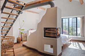 Family Duplex, Ocean View | Desk, laptop workspace, blackout drapes, iron/ironing board - Hushan Yinyun British  Resort Manor (Dali)