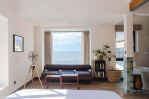 Escritorio, espacio para trabajar con laptop y cortinas blackout 
