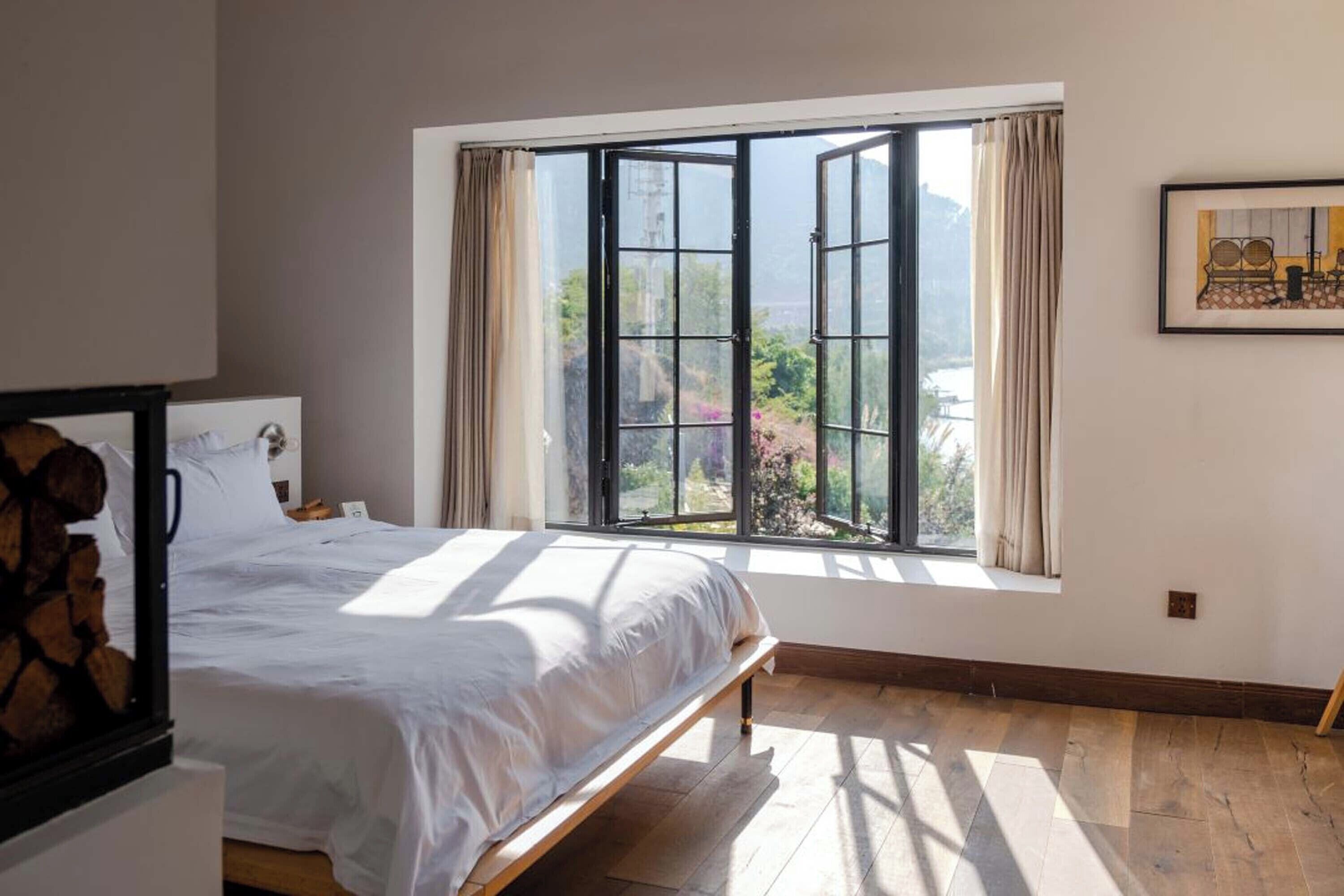 Familjeduplex - havsutsikt | Skrivbord, arbetsyta för laptop och mörkläggningsgardiner