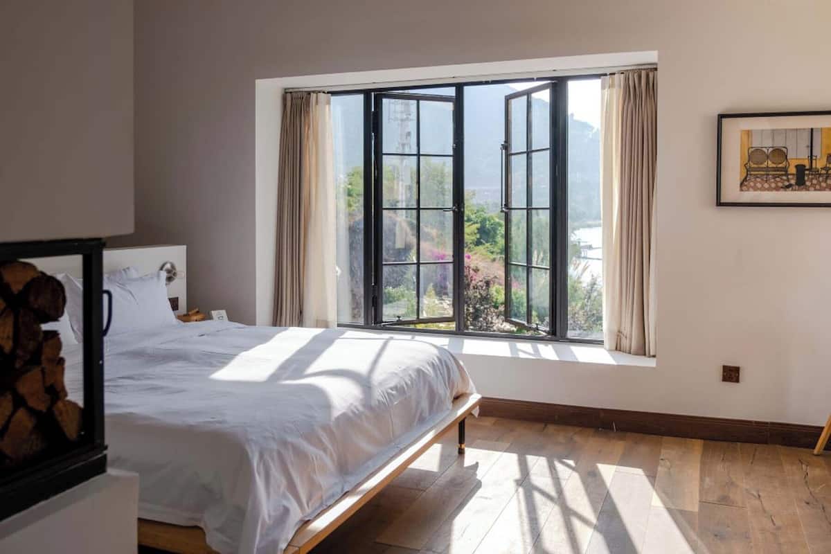 Escritorio, espacio para trabajar con laptop y cortinas blackout 