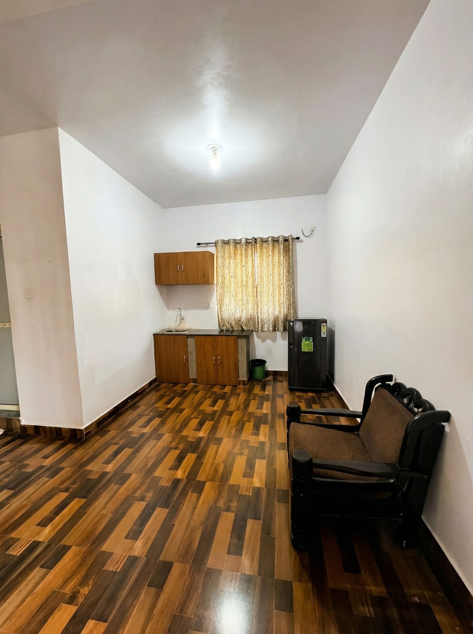 Muebles diferentes, espacio para trabajar con laptop y wifi gratis 