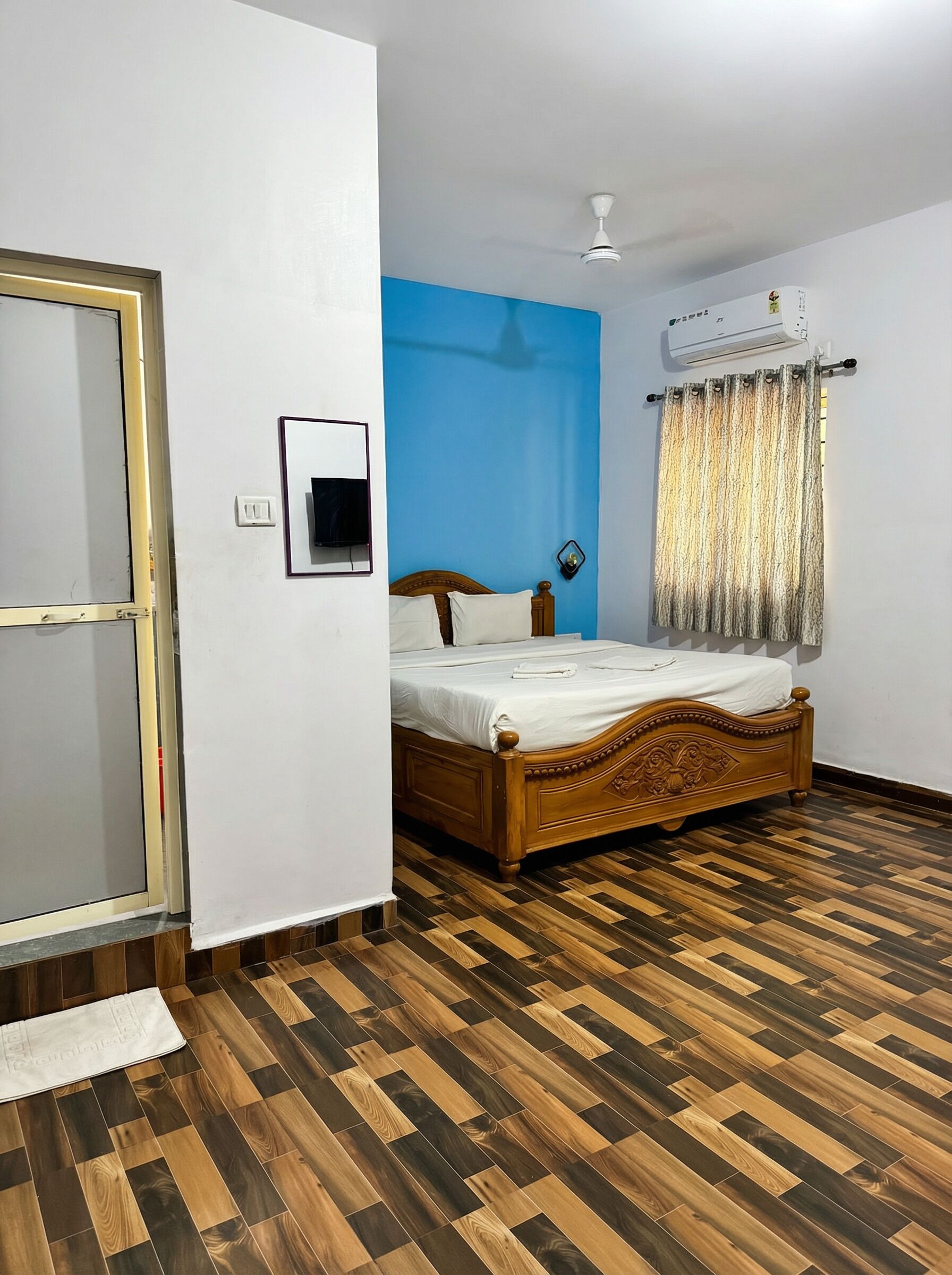 Habitación doble Deluxe, vista a la ciudad | Muebles diferentes, espacio para trabajar con laptop y wifi gratis 