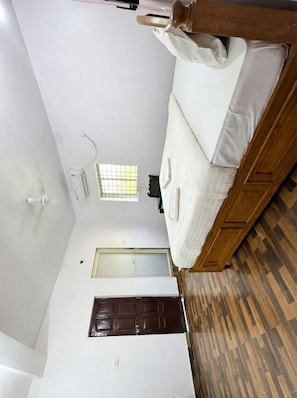 Muebles diferentes, espacio para trabajar con laptop y wifi gratis