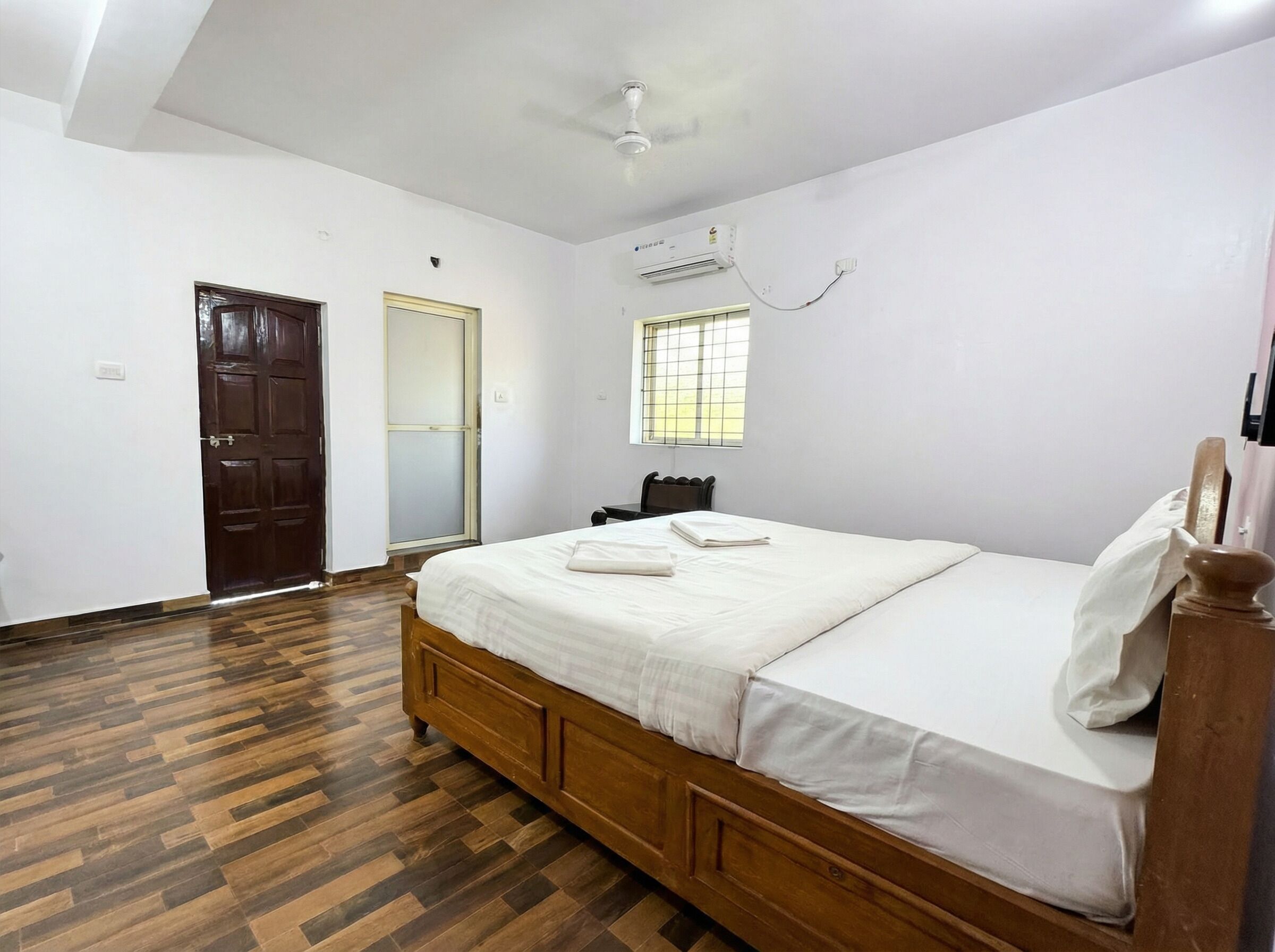 Individually furnished, laptop workspace, free WiFi