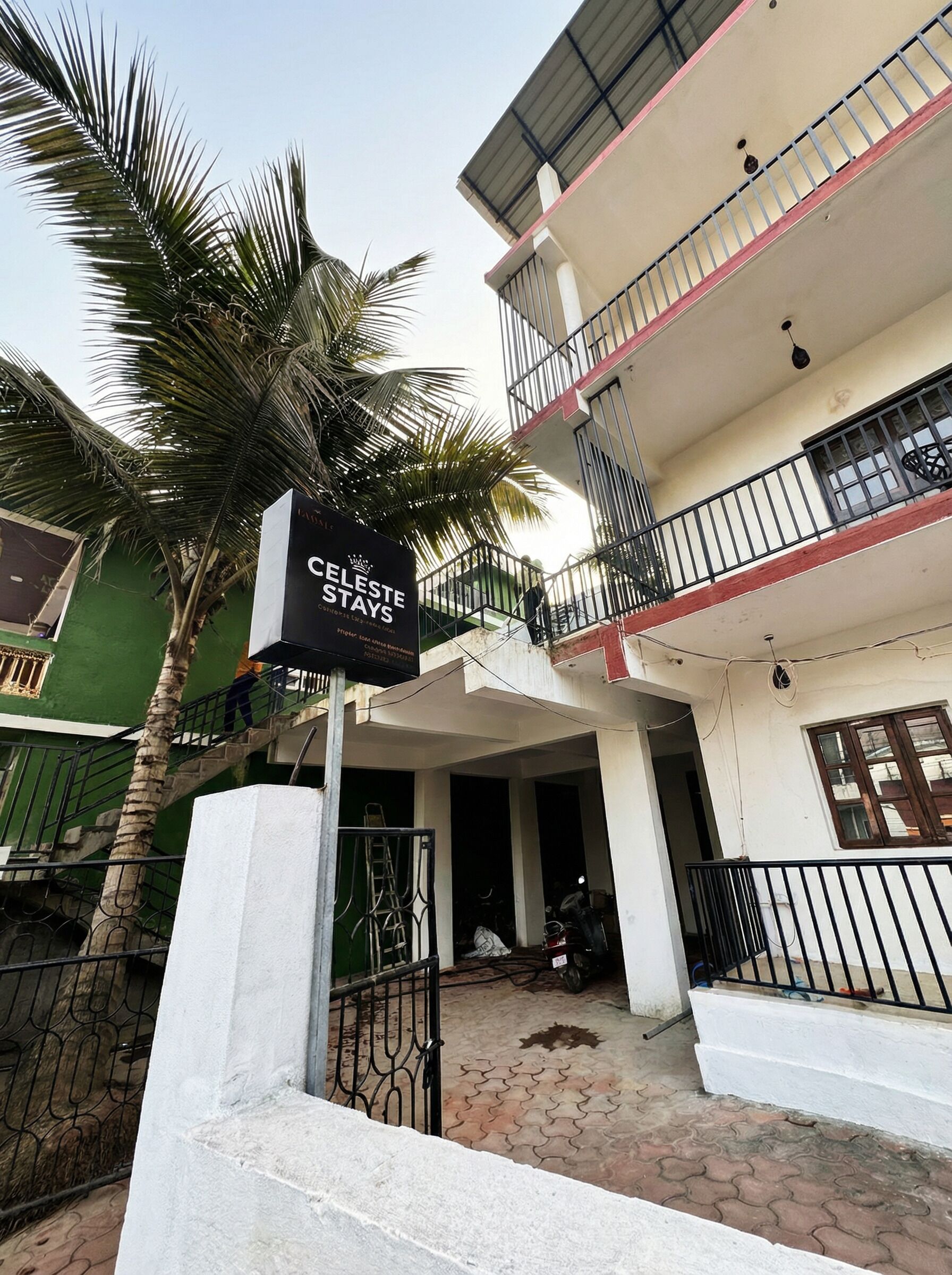 Vista frontal de la propiedad