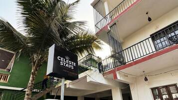 Vista frontal de la propiedad