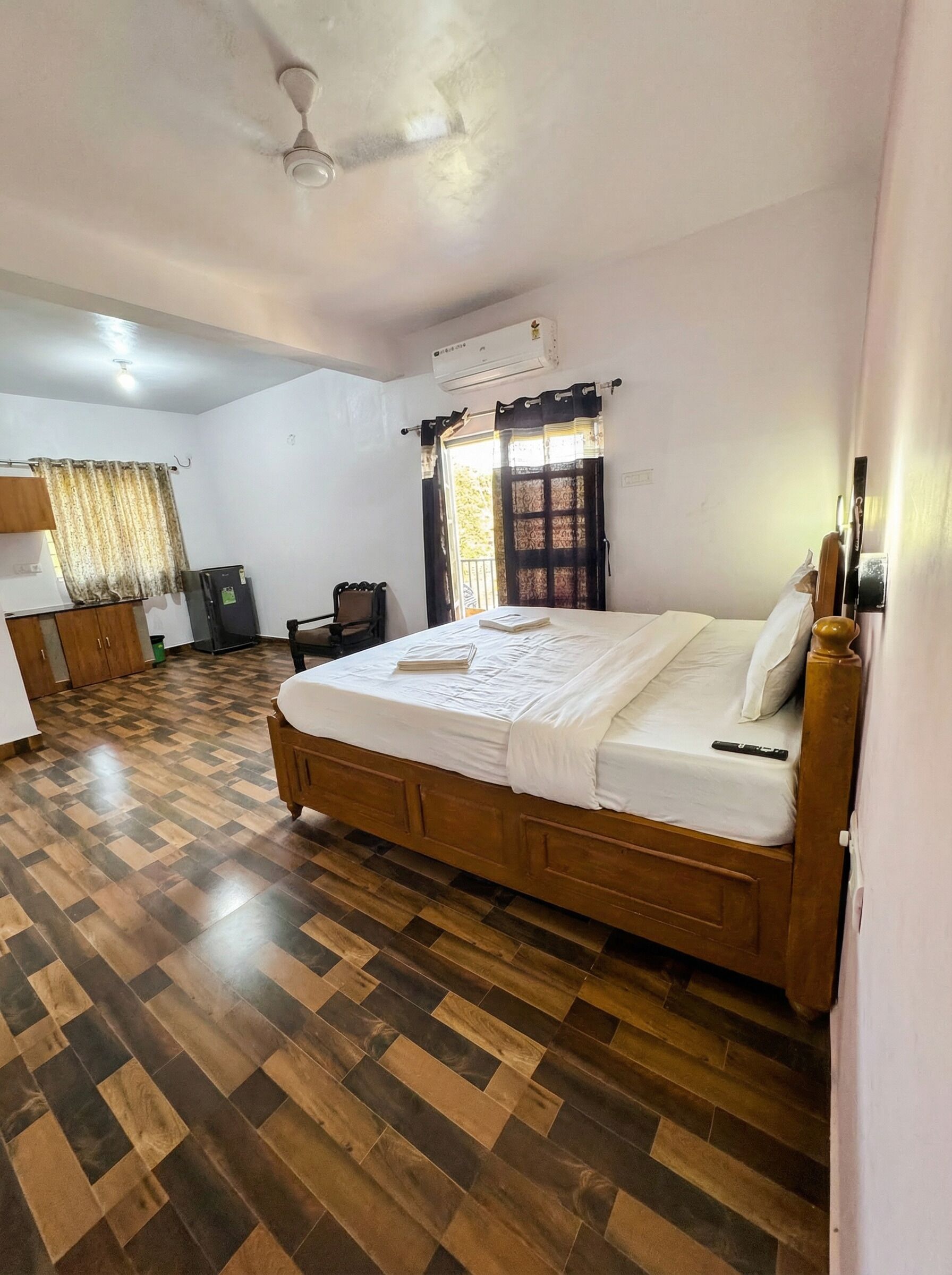 Muebles diferentes, espacio para trabajar con laptop y wifi gratis 