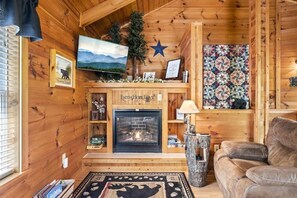 Suite | 1 bedroom, Internet - Gatlinburg Couples Retreat w Hot Tub Fire Pit (Gatlinburg)