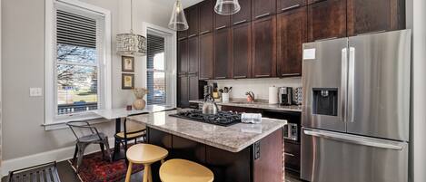 Kjøleskap, mikrobølgeovn, ovn og kokeplater