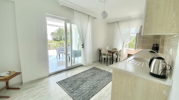 102 Modern Villa Kati | Eigene Küche | Hochstuhl, Kochgeschirr/Geschirr/Besteck