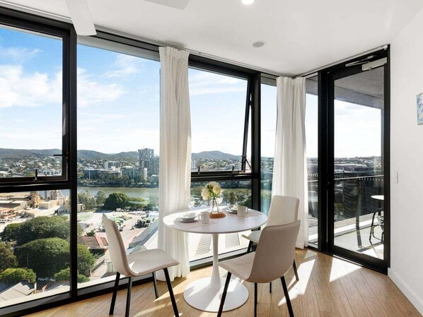 Dining - Floor-to-Ceiling River& Mountain View/Top Location (South Brisbane)
